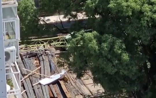 Una grúa cayó sobre un edificio en construcción en Vicente López: un operario murió y hay dos heridos