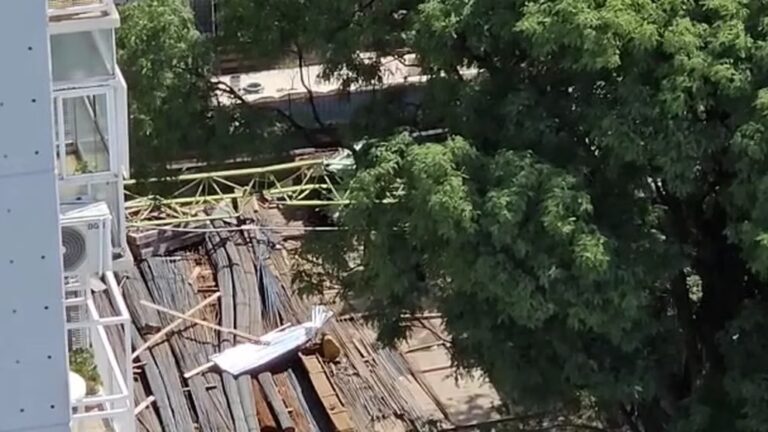 Una grúa cayó sobre un edificio en construcción en Vicente López: un operario murió y hay dos heridos