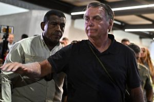 Bolsonaro tilda de "livianas" las acusaciones de golpismo y arremete contra la Justicia