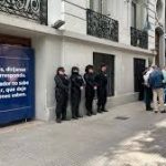 Los intendentes fueron a reclamar y Pettovello, con un cartel en la puerta, los mandó a quejarse con los gobernadores