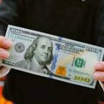 El dólar oficial vuelve a caer, pero se enfila a cerrar su segunda semana consecutiva en terreno positivo
